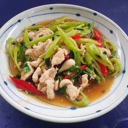 ผัดพริกหยวกไก่เป็นกับ