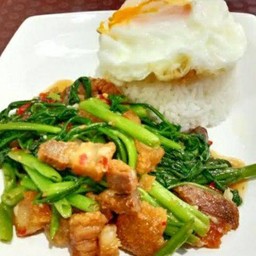 ข้าว ผัดผักบุ้งหมูกรอบ+ไข่ดาว