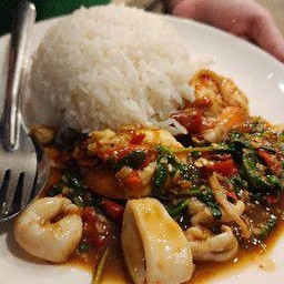 ข้าวกระเพราทะเลราดข้าว