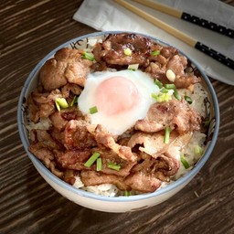 ข้าวหมูย่างไข่ออนเซน