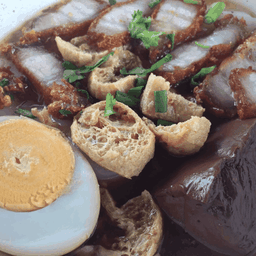 ก๋วยจั๊บ หมูกรอบ&ไข่ 55 บาท