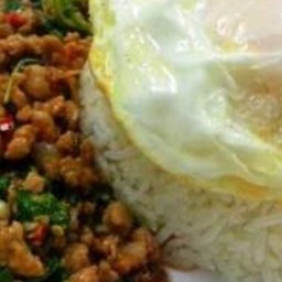 กระเพราเนื้อไข่ดาวราดข้าว