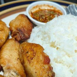 ปีกไก่ทอดน้ำจิ้มแจ่วราดข้าว