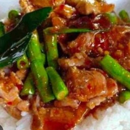 ข้าวพริกแกงหมูสามชั้นฝักยาว