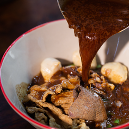 เส้นหมี่หมูน้ำตก