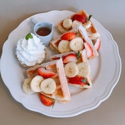 วาฟเฟิ้ล สตอเบอรี่ กล้วย