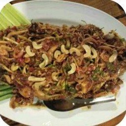 ปลากะพงทอดยำ