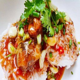 ข้าวราด ยำปลากระป๋อง