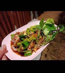 ยำคอหมูย่าง