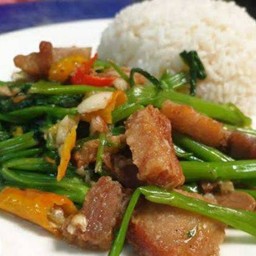 ข้าว ผัดผักบุ้งหมูกรอบ