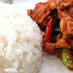 ผัดพริกแกงหมูราดข้าว