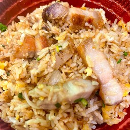 ข้าวผัด หมูกรอบ
