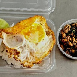 ข้าวกระเพราหมูสับไข่ดาว