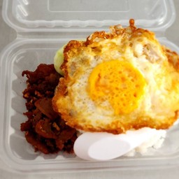 ข้าวหมูทอดกระเทียม + ไข่ดาว