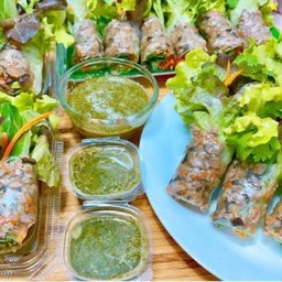 โรลหมูสับผัดเห็ดหอมห่อแผ่นสาหร่าย