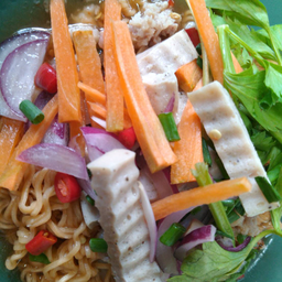 ยำมาม่า หมูสับ หมูยอ