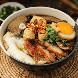 ก๋วยจั๊บ ใส่ทุกอย่าง 55 บาท
