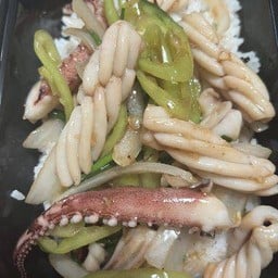 ผัดพริกหยวกหมึกราดข้าว