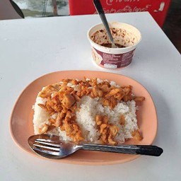 ไก่กรอบทอดกระเทียมราดข้าว