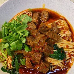 红烧牛肉面 บะหมี่เนื้อตุ๋น