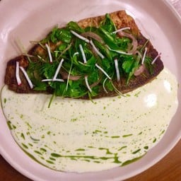 ปลากระพงย่างกับสลัดสมุนไพรซอสเบอร์บลองก์และน้ำมันผักชีลาว