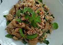 ลาบหมูใส่หนังหมูมะนาวสดจ้า