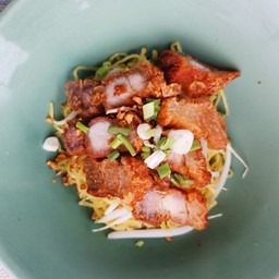 ก๋วยเตี๋ยวหมูกรอบแห้ง