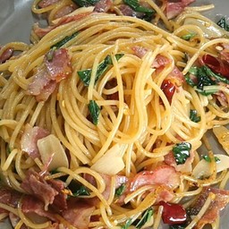 สปาเก็ตตี้ผัดพริกแห้งเบค่อน