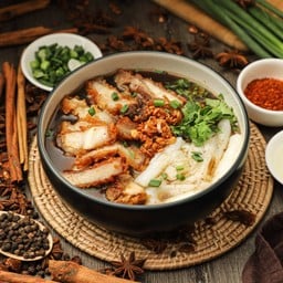 ก๋วยจั๊บ ใส่ หมูกรอบ อย่างเดียว  55 บาท