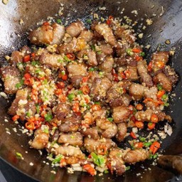 คั่วพริกเกลือหมูกรอบราดข้าว