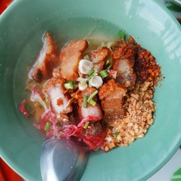 ก๋วยเตี๋ยวหมูกรอบต้มยำ