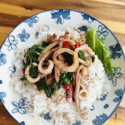 ข้าวผัดกะเพราปลาหมึก
