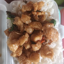 กระเพากากหมูราดข้าว