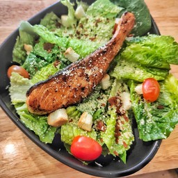 S2 ซีซ่าสลัดแซลมอนย่าง Caesar salad with Salmon