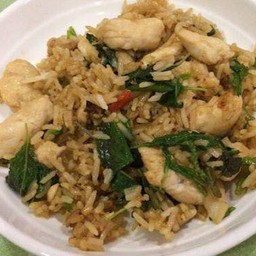 ข้าวคลุกกระเพราไก่
