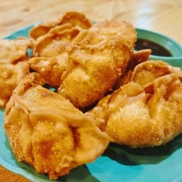 เกี๊ยวซ่าไก่มี 10 ชิ้น + น้ำจิ้มจิ๊กโชว์