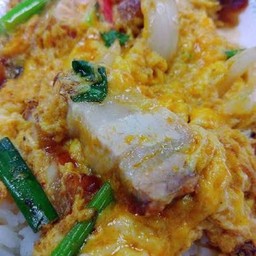 ผัดผงกะหรี่หมูกรอบ กับข้าว