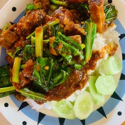 ข้าวผัดพริกแกงคะน้า