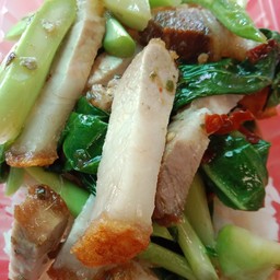 คะน้าหมูกรอบราดข้าว