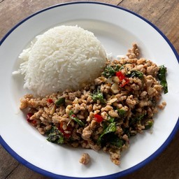 ผัดกะเพราหมูสับราดข้าว