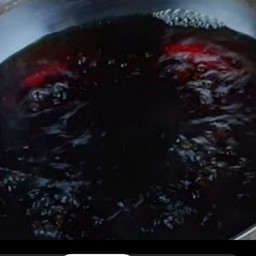 น้ำซุปน้ำดำ  ทางร้านให้ฟรี 1 ถุง (กรณีต้องการซื้อเพิ่ม)