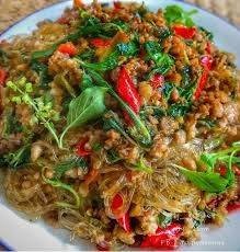 ผัดกะเพราวุ้นเส้นหมูสับราดข้าว