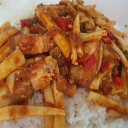 พริกแกงหมูกรอบหน่อไม้