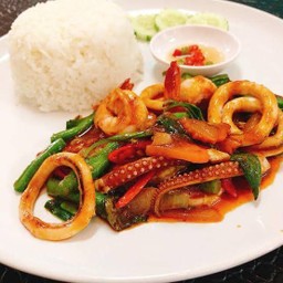 ผัดเครื่องแกงทะเลราดข้าว