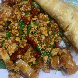 ข้าวกะเพราหมูสับปนหมูกรอบ