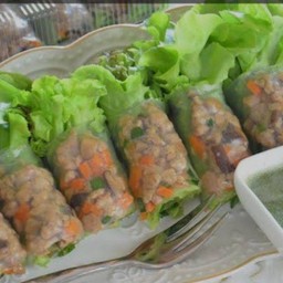 โรลหมูสับผัดเห็ดหอมห่อแผ่นแป้งเวียดนาม