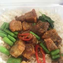 เครื่องแกงหมูกรอบราดข้าว