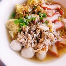 บะหมี่เกี๊ยว-ปู-หมูแดง-ลูกชิ้น