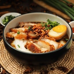 ก๋วยจั๊บ หมูกรอบ&ไข่ 55 บาท
