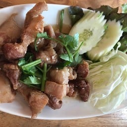 สามชั้นทอดน้ำปลา